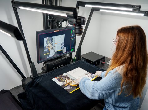 Frau beim Digitalisieren