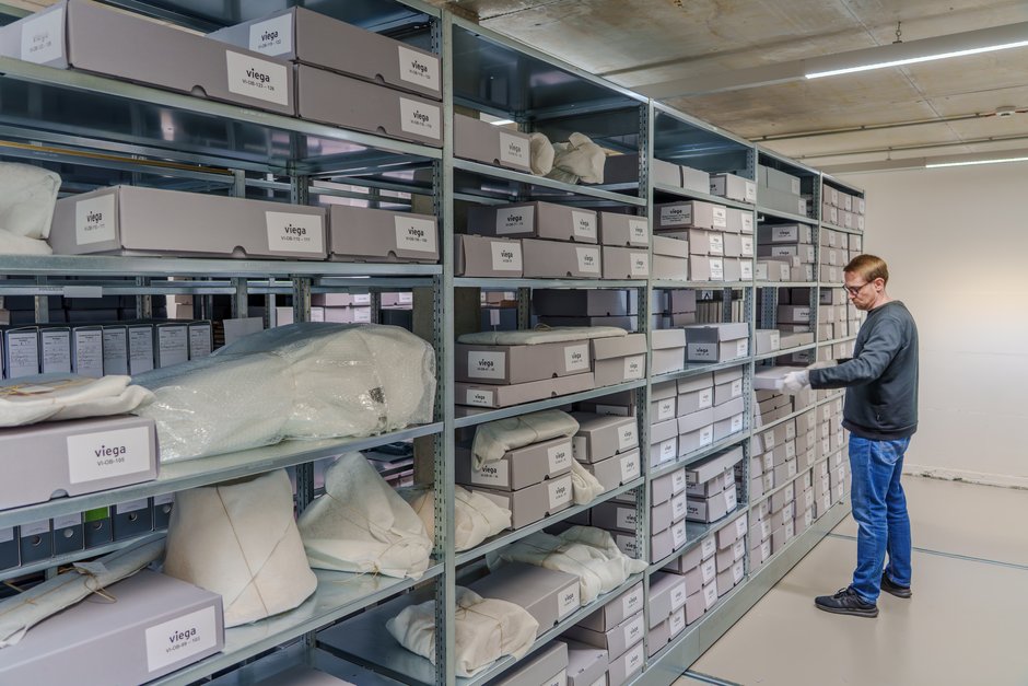 Mann vor Archivregal